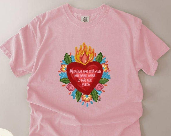Mientras Uno Está Vivo Sacred Heart Tee