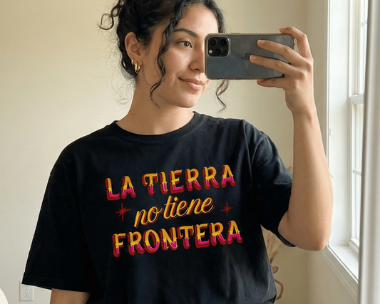 La Tierra No Tiene Frontera Graphic Tee